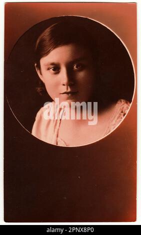 Ritratto vintage studio mostra giovane ragazza. Antico ritratto fotografico in bianco e nero di forma rotonda con tinta seppia. Foto Stock