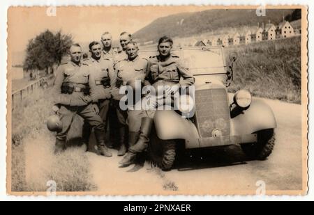 La foto d'epoca mostra i soldati nazisti tedeschi in piedi al convertibile. Foto Stock