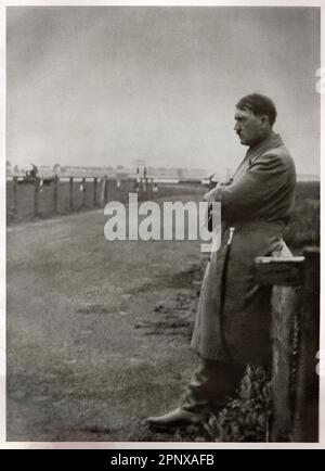 Foto di Adolf Hitler, leader della Germania nazista. Lonesome Hitler sulla strada. Riproduzione di foto d'epoca Foto Stock