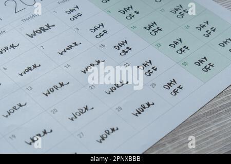 calendario stampato di 4 giorni della settimana lavorativa con concetto di settimana lavorativa di quattro giorni del fine settimana. Approccio moderno che fa lavoro breve settimana. Efficacia dei dipendenti. Produttività ed efficienza giorni fuori Foto Stock