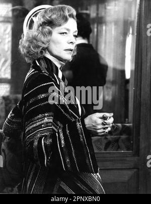 LAUREN BACALL in OMICIDIO SUL REGISTA ORIENT EXPRESS 1974 SIDNEY LUMET romanzo Agatha Christie sceneggiatura Paul Dehn e Anthony Shaffer musica Richard Rodney Bennett costume design Tony Walton G.W. Film Ltd. / Distributori pellicola EMI Foto Stock