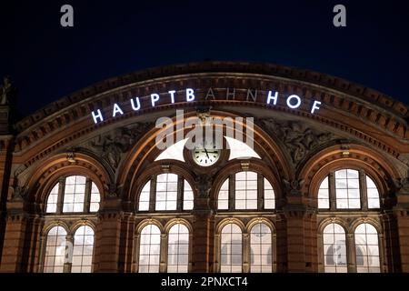 Brema, Germania. 21st Apr, 2023. La stazione ferroviaria principale la mattina presto. Con gli scioperi d'allarme a livello nazionale, venerdì il sindacato dei trasporti e delle ferrovie EVG paralizzò alcune parti del sistema di trasporto pubblico. Credit: Philip Dulian/dpa/Alamy Live News Foto Stock