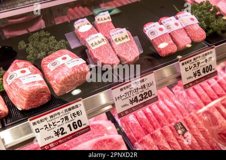 Aprile 2023 filetto e manzo Kobe in vendita, supermercato food hall in grande magazzino sala alimentare, Tokyo, Giappone, Asia Foto Stock