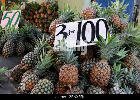 Un mucchio di ananas freschi venduti accanto alla strada a Calauan, Laguna, Filippine. Foto Stock