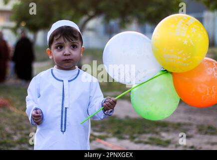 Città di Gaza, striscia di Gaza, Palestina. 21st Apr, 2023. Gaza, Palestina. 21 aprile 2023. Le celebrazioni iniziano a Gaza per la Santa festa di Eid al-Fitr, che segna la fine del santo mese musulmano del Ramadan. I Palestinesi nell'enclave costiera bloccata mantain le celebrazioni tradizionali di Eid malgrado la crisi economica diffusa ed i prezzi alzanti (immagine di accreditamento: © Ahmad Hasaballah/IMAGESLIVE via ZUMA Press Wire) USO EDITORIALE SOLTANTO! Non per USO commerciale! Foto Stock