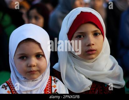 Città di Gaza, striscia di Gaza, Palestina. 21st Apr, 2023. Gaza, Palestina. 21 aprile 2023. Le celebrazioni iniziano a Gaza per la Santa festa di Eid al-Fitr, che segna la fine del santo mese musulmano del Ramadan. I Palestinesi nell'enclave costiera bloccata mantain le celebrazioni tradizionali di Eid malgrado la crisi economica diffusa ed i prezzi alzanti (immagine di accreditamento: © Ahmad Hasaballah/IMAGESLIVE via ZUMA Press Wire) USO EDITORIALE SOLTANTO! Non per USO commerciale! Foto Stock