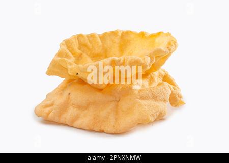 Papad di Khichiya fritto profondo, spuntino indiano tradizionale su sfondo bianco. Dal o Chawal KE Papad Foto Stock