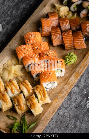 Collezione di sushi. Diversi set di sushi roll. Sushi roll con riso, cream chee, pesce rosso, salmone. Menu sushi. Cucina giapponese, ristorante. Mare Foto Stock