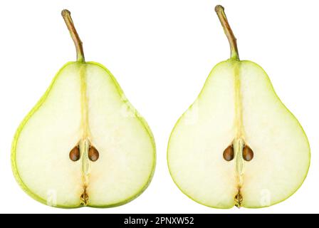 Pere tagliate isolate. Due fette di pera verde gialla isolate su sfondo bianco con percorso di ritaglio Foto Stock
