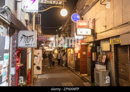 Golden Gai Shinjuku Tokyo 2023 aprile, vicoli stretti di piccoli bar e pub scruffy vicino a Kabukicho zona a luci rosse, Giappone, Asia Foto Stock