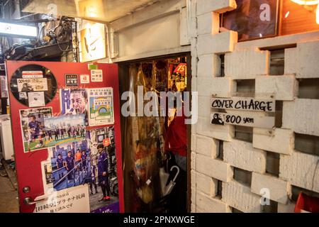 Golden Gai Shinjuku Tokyo 2023 aprile, vicoli stretti di piccoli bar e pub scruffy vicino a Kabukicho zona a luci rosse, Giappone, Asia Foto Stock