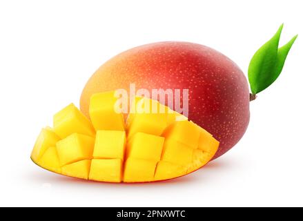 Frutti di mango isolati. Frutto di mango intero e cubetti con foglie isolate su fondo bianco con percorso di ritaglio Foto Stock