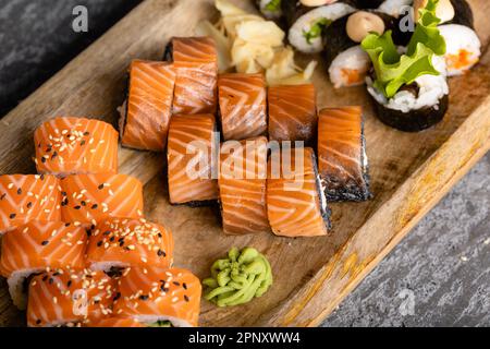 Collezione di sushi. Diversi set di sushi roll. Sushi roll con riso, cream chee, pesce rosso, salmone. Menu sushi. Cucina giapponese, ristorante. Mare Foto Stock