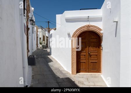 Narrow Street nella città di Lindos sull'isola di Rodi Foto Stock