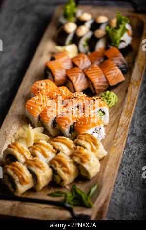 Collezione di sushi. Diversi set di sushi roll. Sushi roll con riso, cream chee, pesce rosso, salmone. Menu sushi. Cucina giapponese, ristorante. Mare Foto Stock