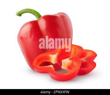 Peperoni isolati. Peperone rosso intero con fettine isolate su fondo bianco con percorso di ritaglio Foto Stock