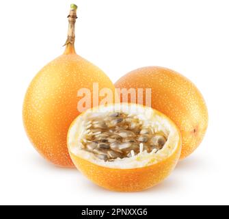 Frutta granadilla isolata. Due granadilla intera (granadia, frutto della passione) con mezzo isolato su fondo bianco con percorso di ritaglio Foto Stock