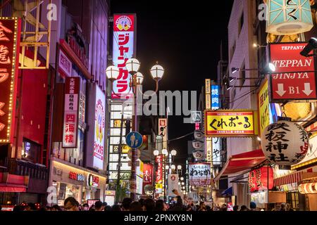 Osaka Tokyo Aprile 2023 strade del quartiere di Dotonbori illuminato di notte, folle, persone, neon, bar, ristoranti, Giappone, Asia Foto Stock