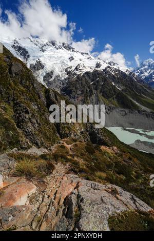 In estate, fai trekking nel Parco Nazionale di Mount Cook/Aoraki in Nuova Zelanda sull'Isola del Sud. Montagne e caratteristiche glaciali con un lago glaciale. Foto Stock