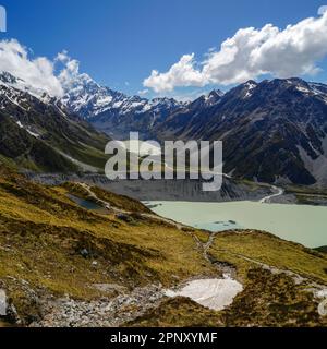 In estate, fai trekking nel Parco Nazionale di Mount Cook/Aoraki in Nuova Zelanda sull'Isola del Sud. Montagne e caratteristiche glaciali con un lago glaciale. Foto Stock