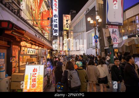 Vita notturna di Osaka 2023 aprile, folle nel quartiere di Dotonbori dopo il tramonto, Osaka, Giappone, primavera sera, Asia Foto Stock