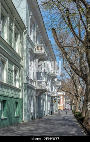 Odessa, Ucraina 15.04.2023. Edificio storico sulla via Pushkinskaya a Odessa, in Ucraina, in una giornata di sole primavera Foto Stock