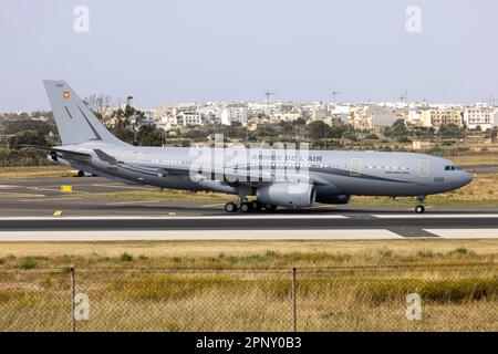 L'Airbus dell'Aeronautica militare Francese A330-243(MRTT) (Reg: MRTT068) parte da Malta dopo essere stato dipinto presso lo stabilimento ACM. Foto Stock