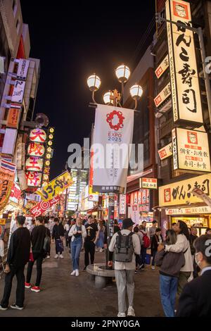 Osaka Giappone 2023 aprile, folle nelle strade di Osaka di notte Dotonbori quartiere, segni al neon, Giappone, Asia Foto Stock