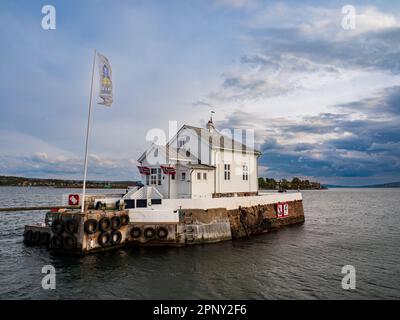 Oslo, Norvegia - Set, 2022: Ex faro sulla piccola isola nel mezzo di Oslofjord. Attualmente anche il ristorante unico Dyna Fyr. Nord Europa Foto Stock