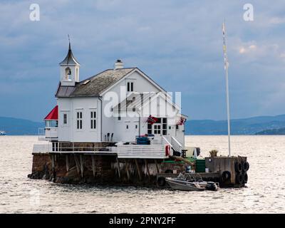 Oslo, Norvegia - Set, 2022: Ex faro sulla piccola isola nel mezzo di Oslofjord. Attualmente anche il ristorante unico Dyna Fyr. Nord Europa Foto Stock