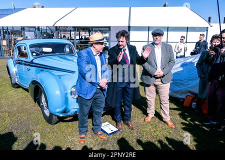 Richard Hammond e gli ingegneri della sua azienda il più piccolo Gog con una Delahaye Co al 'Salon Prive London 2023. Ubicazione il Royal Hospital Chelsea. Foto Stock