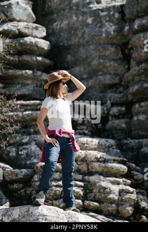 Ritratto di donna che copre il sole mentre guarda Foto Stock