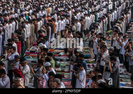 La comunità musulmana effettua la preghiera Eid 1444 H il 21 aprile 2023 a Sempur Field, Bogor, Giava Occidentale, Indonesia Foto Stock