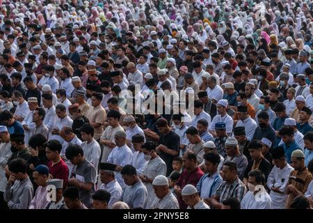 La comunità musulmana effettua la preghiera Eid 1444 H il 21 aprile 2023 a Sempur Field, Bogor, Giava Occidentale, Indonesia Foto Stock