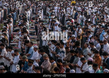 La comunità musulmana effettua la preghiera Eid 1444 H il 21 aprile 2023 a Sempur Field, Bogor, Giava Occidentale, Indonesia Foto Stock