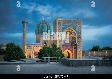 Complesso del mausoleo di Gur-i Amir del conquistatore asiatico Temur (noto anche come Tamerlane) a Samarcanda, Uzbekistan Foto Stock