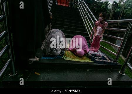 La comunità musulmana effettua la preghiera Eid 1444 H il 21 aprile 2023 a Sempur Field, Bogor, Giava Occidentale, Indonesia Foto Stock
