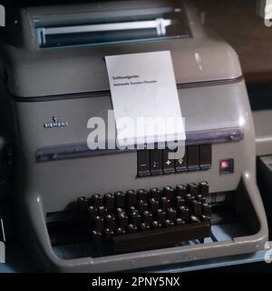 Immagine ravvicinata di un'antica macchina da scrivere con un foglio di carta inserito nel rullo Foto Stock