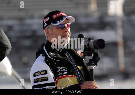Uwe MÜSSIGGANG (Bundestrainer Biathlon Frauen) steht am Fernrohr, Biathlon Welt Cup a Hochfilzen 5.12.2007 Foto Stock
