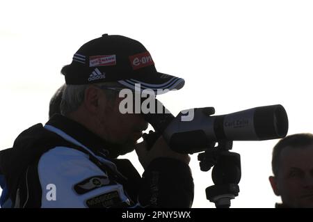 Uwe MÜSSIGGANG (Bundestrainer Biathlon Frauen) feature schaut durch sein Fernrohr. Biathlon Welt Cup a Hochfilzen 5.12.2007 Foto Stock