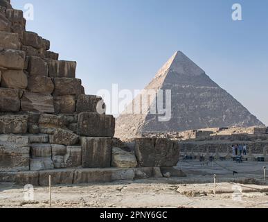 Cairo, Giza - Egitto - 17 marzo 2023: La piramide di Khafre (Chefren) nell'altopiano di Giza. Piramidi storiche dell'Egitto. Foto Stock