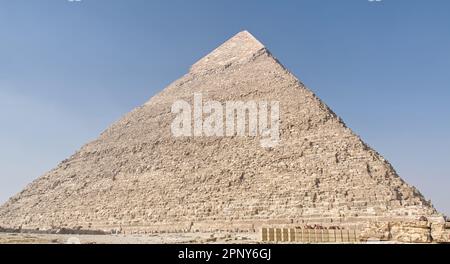 Cairo, Giza - Egitto - 17 marzo 2023: La piramide di Khafre (Chefren) nell'altopiano di Giza. Egitto. Foto Stock