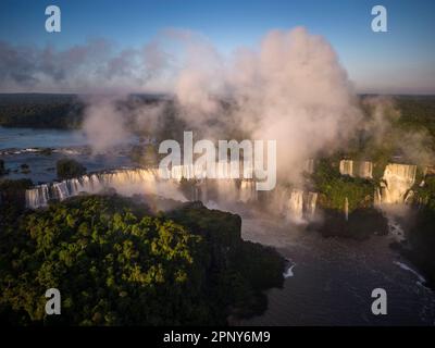 Splendida vista sulle cascate di Iguazu Falls con verde foresta pluviale Foto Stock