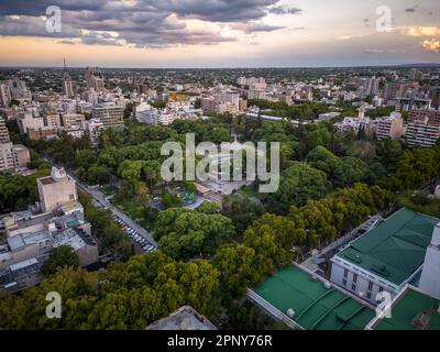 Splendida vista aerea degli edifici della città e della verde piazza pubblica Foto Stock