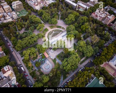 Splendida vista aerea degli edifici della città e della verde piazza pubblica Foto Stock