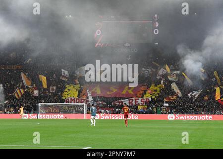 I sostenitori di Roma durante la partita di calcio della UEFA Europa League, Stadio Olimpico, Roma contro Feyenoord, 20 Apr 2023 (Photo by AllShotLive/Sipa USA) Credit: Sipa USA/Alamy Live News Foto Stock