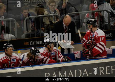 Doug Mason, Trainer Kölner Haie gibt Anweisungen auf der Bank, zeigt neuen Spielzug auf einer Tafel, Eishockey Bundesliga - Kölner Haie - Adler Mannheim 4:2, 23.11.2007 Foto Stock