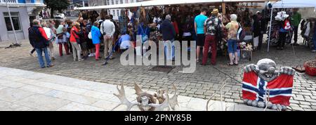 Delle bancarelle che vendono prodotti turistici, la piazza del mercato dalla Vagen, città di Bergen, Hordaland, Norvegia, Scandinavia, Europa Foto Stock