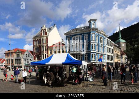 Delle bancarelle che vendono prodotti turistici, la piazza del mercato dalla Vagen, città di Bergen, Hordaland, Norvegia, Scandinavia, Europa Foto Stock