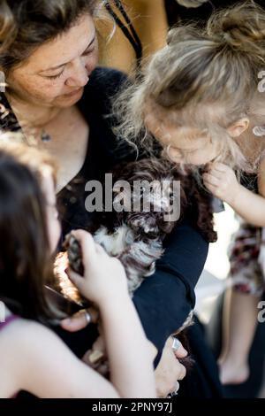 Zia & nieces che amano Puppy a San Diego Foto Stock